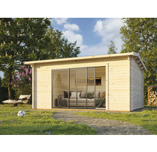 Holzgartenhaus mit Glasschiebetüren und Gartenmöbeln auf einer Rasenfläche