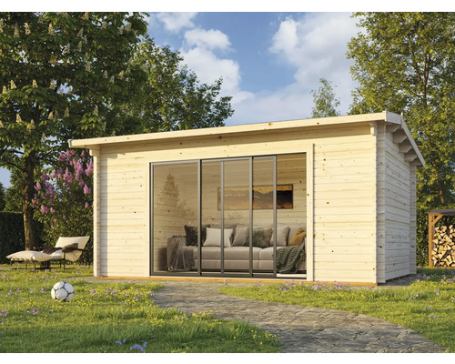 Holzgartenhaus mit Glasschiebetüren und Gartenmöbeln auf einer Rasenfläche
