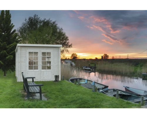 Szene mit einem Gartenhaus aus Holz, einer Bank und einem Fluss bei Sonnenuntergang.