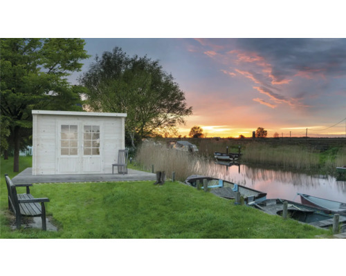 Gartenhaus aus Holz mit Terrasse, Bank und Stuhl am Flussufer bei Sonnenuntergang