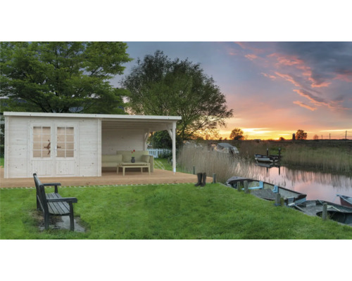 Gartenhaus mit überdachter Terrasse am Wasser mit Sitzgelegenheiten