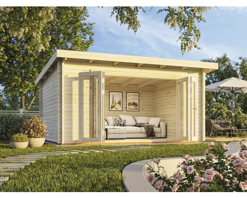 Gartenhaus aus Holz mit geöffneten Doppeltüren, ausgestattet mit Sofa und Dekoration, umgeben von Gartenlandschaft.