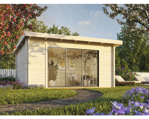 Holzgartenhaus mit Glasschiebetür, umgeben von Rasen und Blumen