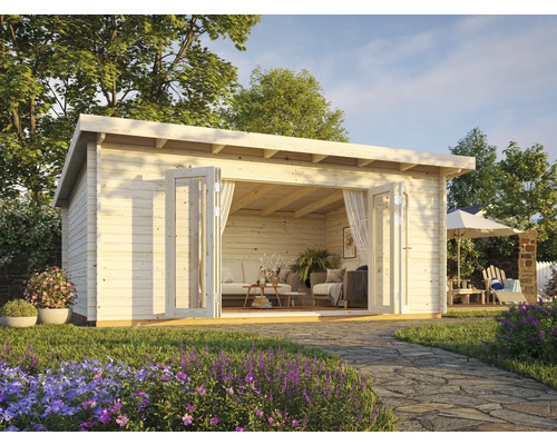 Holzgartenhaus mit offenen Türen und Gartenmöbeln im Hintergrund