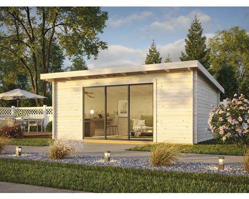 Modernes Gartenhaus aus Holz mit großen Glasschiebetüren und Flachdach, umgeben von Rasen und Pflanzen.