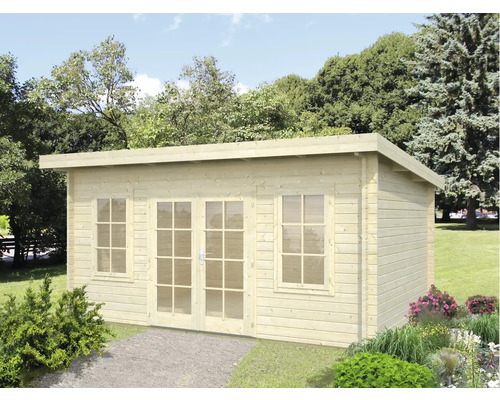 Holzgartenhaus mit Fenstern und Doppeltür im Garten