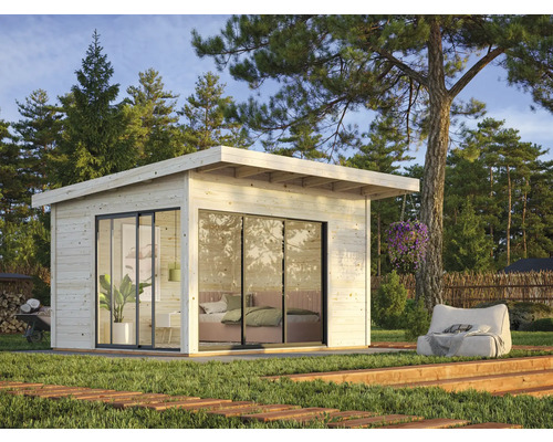 Modernes Gartenhaus aus Holz mit Glasschiebetüren und Flachdach, umgeben von Grünfläche.