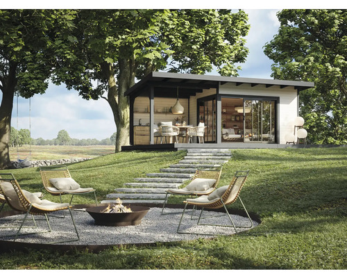 Garten mit modernem Gartenhaus, Feuerstelle, Stühlen und Treppe