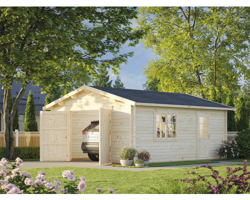 Holzgarage mit geöffneten Türen und geparktem Auto im Garten.