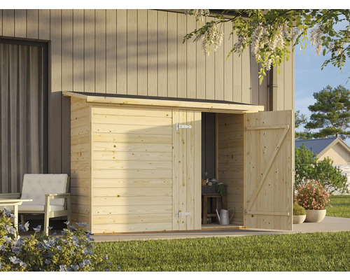 Gartenschuppen aus Holz mit geöffneten Türen und Gartenutensilien