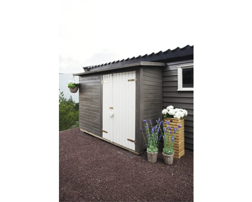 Garten mit Gerätehaus, Blumenkübeln und Hängekorb