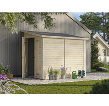 Gartenszene mit Gerätehaus, Bewässerungszubehör und Rasenmähroboter