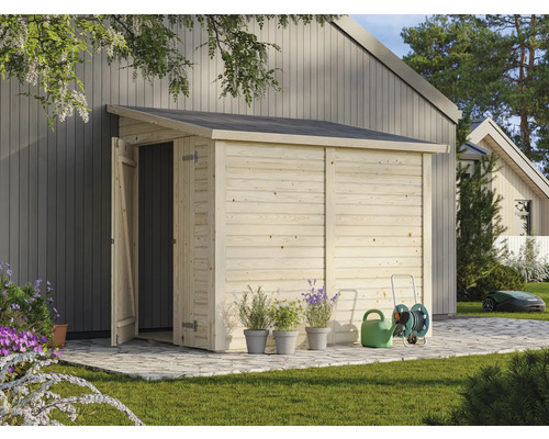 Holzschuppen mit geöffneter Tür, Gießkanne und Gartenschlauchwagen im Garten