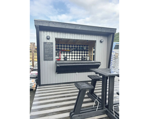 Verkaufsstand aus Holz mit Menütafel und Sitzgelegenheit