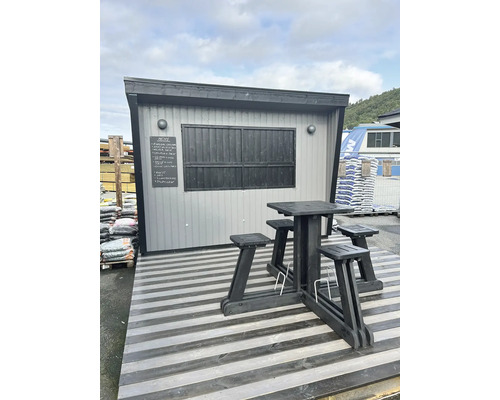 Verkaufsstand mit Holztisch und Hocker auf einer Holzterrasse