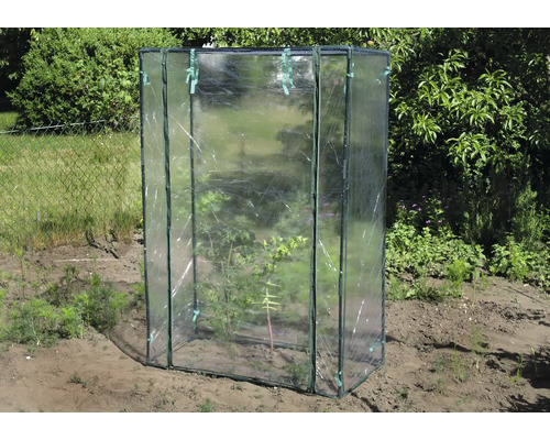 Kleingewächshaus aus Kunststoff im Garten