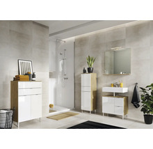 Helles Badezimmer mit Dusche, Waschbecken, Spiegel und Badezimmermöbeln