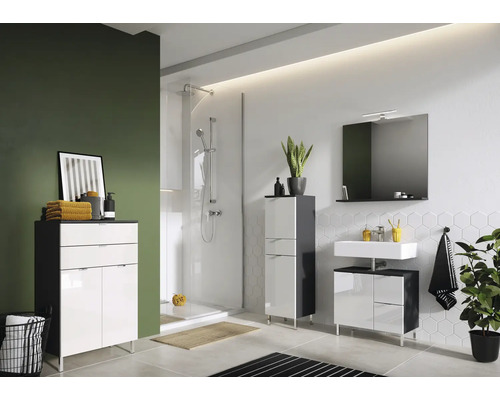 Badezimmer mit Dusche, Waschtisch, Spiegelschrank und Hochschrank in modernem Design