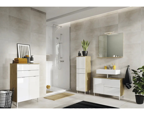 Modernes Badezimmer mit Dusche, Waschbeckenunterschrank, Spiegelschrank und Hochschrank