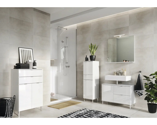 Modernes Badezimmer mit Dusche, Waschbeckenunterschrank, Spiegelschrank und Hochschrank.