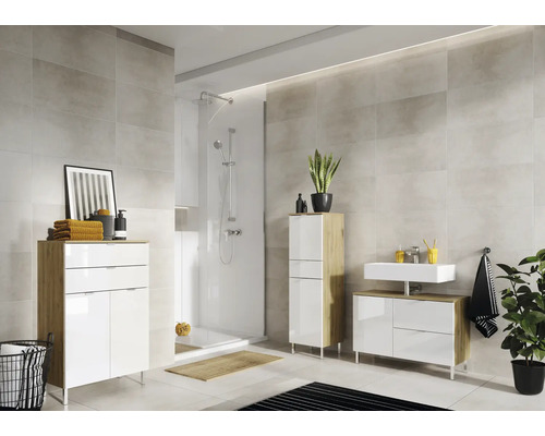 Badezimmer mit Dusche, Waschbecken und Badmöbeln in hellem Design