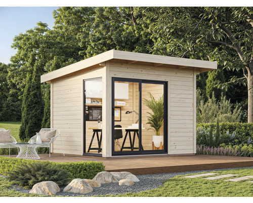 Modernes Gartenhaus mit Schiebetür und Terrasse in einem grünen Garten.