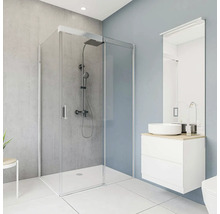 Helles Badezimmer mit Duschkabine, Waschbecken und Spiegel