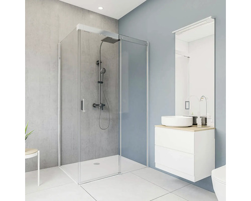 Helles Badezimmer mit Duschkabine, Waschbecken und Spiegel