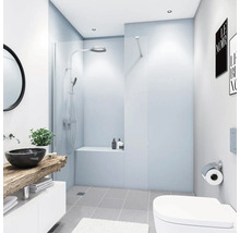 Modernes Badezimmer mit Dusche, Waschtisch mit rundem Spiegel und Toilette