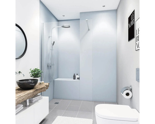 Modernes Badezimmer mit Dusche, Waschtisch mit rundem Spiegel und Toilette