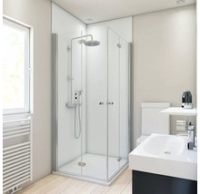 Helles Badezimmer mit Duschkabine, Waschbecken und Toilette