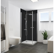 Badezimmer mit Duschkabine, Toilette, Heizkörper und Fenster