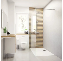 Helles Badezimmer mit Dusche, Toilette und Waschtisch