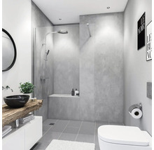 Modernes Badezimmer mit Dusche, Waschtisch, Spiegel und Toilette