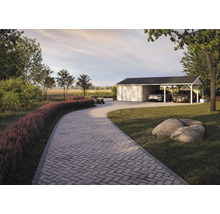 Einfahrt zu einer Garage mit Carport, gepflastert mit Pflastersteinen.
