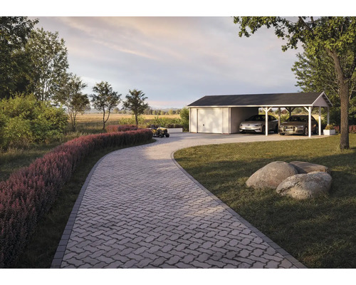 Einfahrt zu einer Garage mit Carport, gepflastert mit Pflastersteinen.