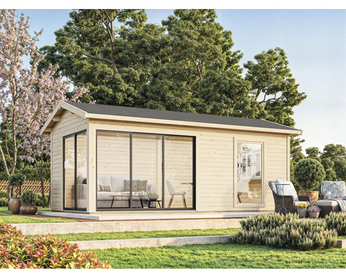 Holzgartenhaus mit Schiebetür und Fenster im Garten.