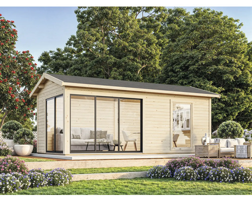 Modernes Gartenhaus aus Holz mit Schiebetüren und Fenstern, umgeben von Blumen und Grünflächen.