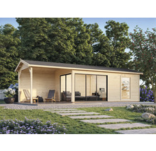 Modernes Gartenhaus mit überdachter Veranda und großen Fensterfronten in einer Gartenlandschaft.