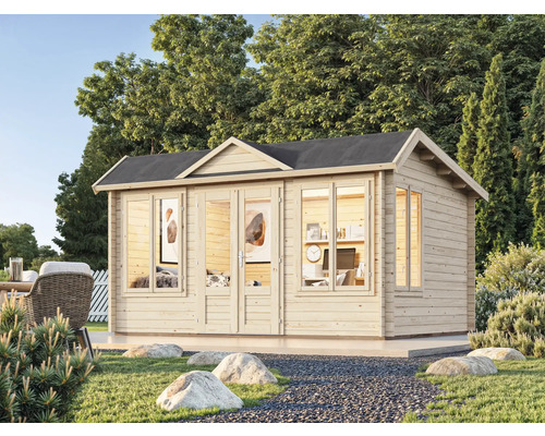 Holzgartenhaus mit Fenstern und Doppeltür in einem Garten