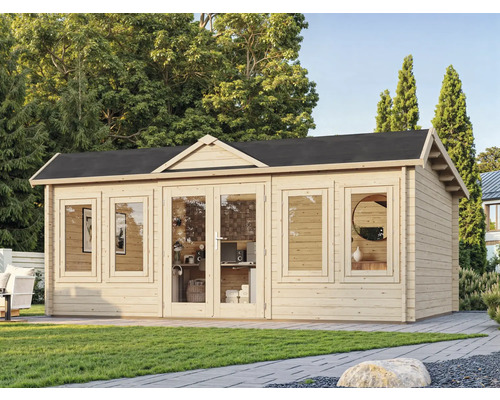 Holzgartenhaus mit Fenstern und Doppeltür im Garten