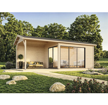 Holzgartenhaus mit überdachter Veranda und Schiebetüren im Garten