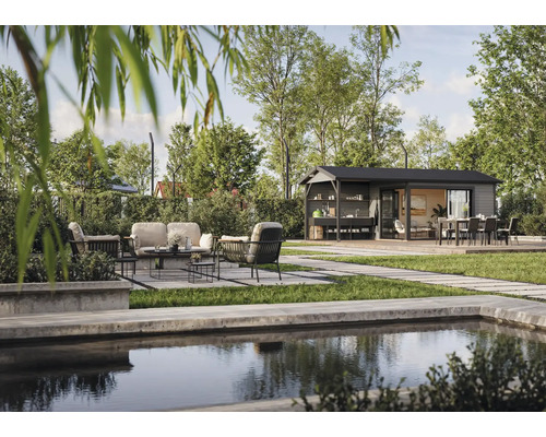 Garten mit Gartenhaus, Gartenmöbeln und Pool für Entspannung im Freien