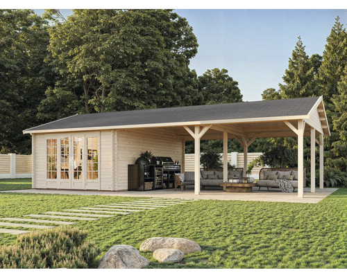 Holzgartenhaus mit Grill und Sitzbereich auf einer Rasenfläche