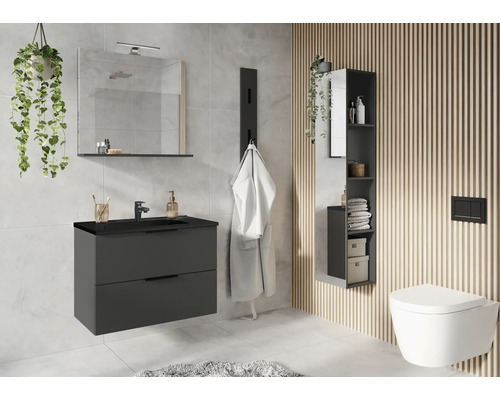 Modernes Badezimmer mit Waschtisch, Spiegelschrank, Hängeregal und wandhängendem WC.