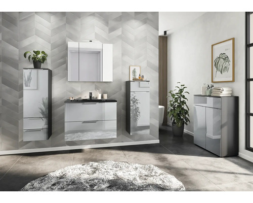 Modernes Badezimmer mit Waschbeckenunterschrank, Spiegelschrank und Hochschrank vor einer gemusterten Wand.