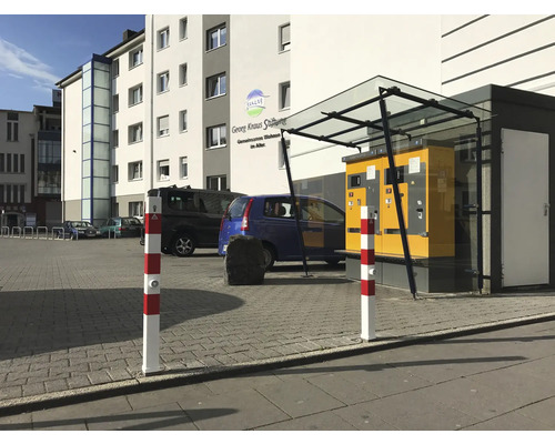 Szene eines Parkplatzes mit Parkscheinautomaten und Absperrpfosten