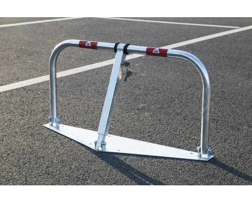 Parkplatzsperre aus Metall auf Asphalt