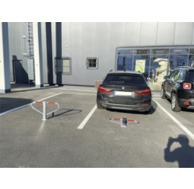 Parkplatz mit installiertem Parkbügel zur Reservierung