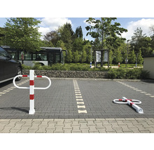 Parkplatz mit rot-weißen Sperrpfosten in stehender und liegender Position
